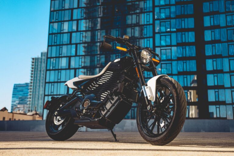 A Bobber Look and Insane Performance: Test of the LiveWire S2 Mulholland